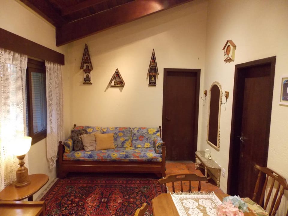 Photo of the whole room, Decorative detail