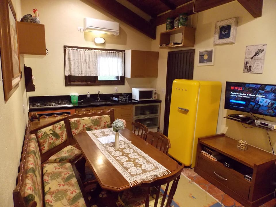 Kitchen or kitchenette, Photo of the whole room, Decorative detail, Decorative detail, Dining area
