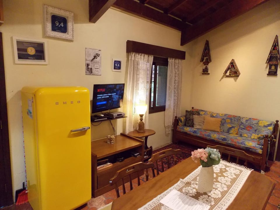 TV and multimedia, Coffee/tea facilities, Kitchen or kitchenette, Living room, Dining area