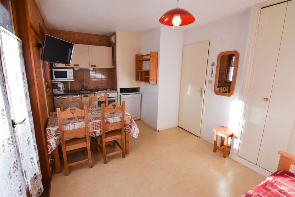 Résidence La Croix Du Sud - Studio cabine 4 personnes 1 exposé Sud MAE-5594 Cabin in Auvergne-Rhône-Alpes