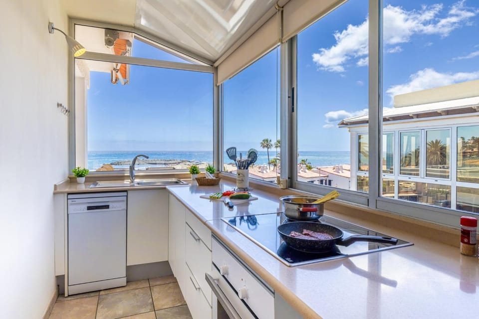 Kitchen or kitchenette, Sea view