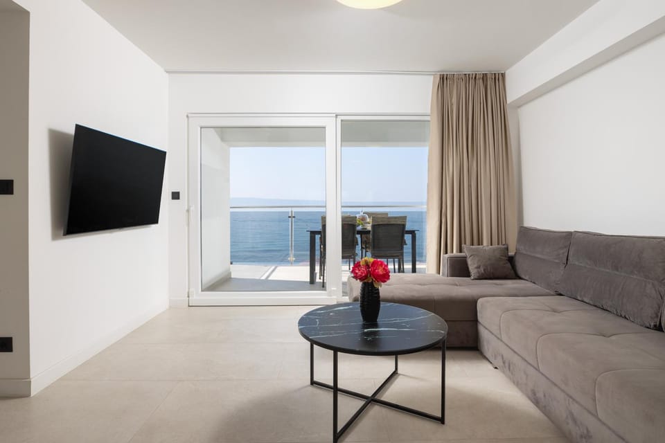 TV and multimedia, View (from property/room), Balcony/Terrace, Living room, Seating area, Sea view