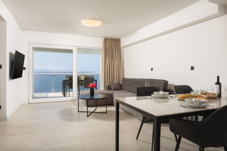 Communal lounge/ TV room, TV and multimedia, Living room, Seating area, Dining area, Sea view