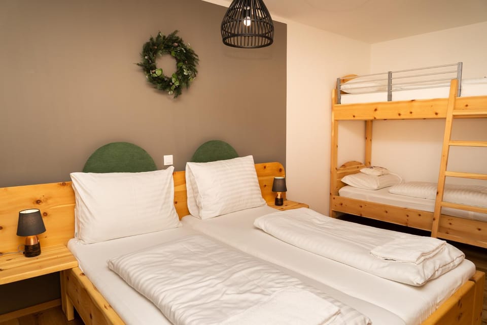 Bedroom, bunk bed