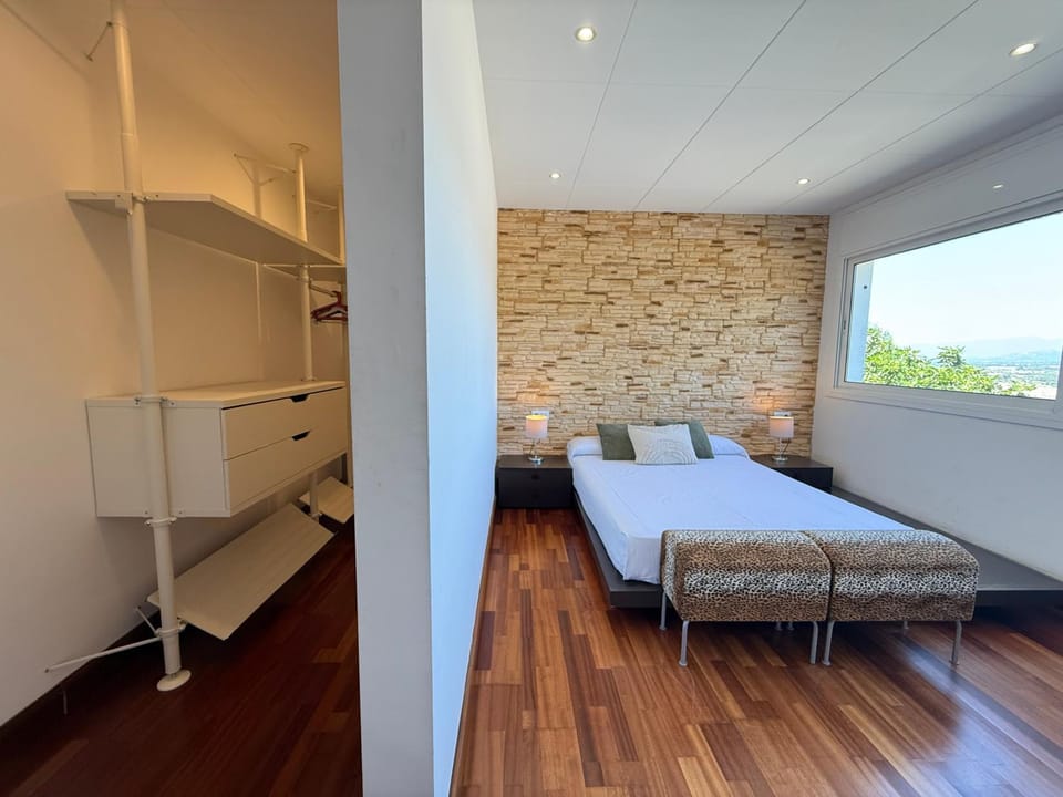 Photo of the whole room, wardrobe