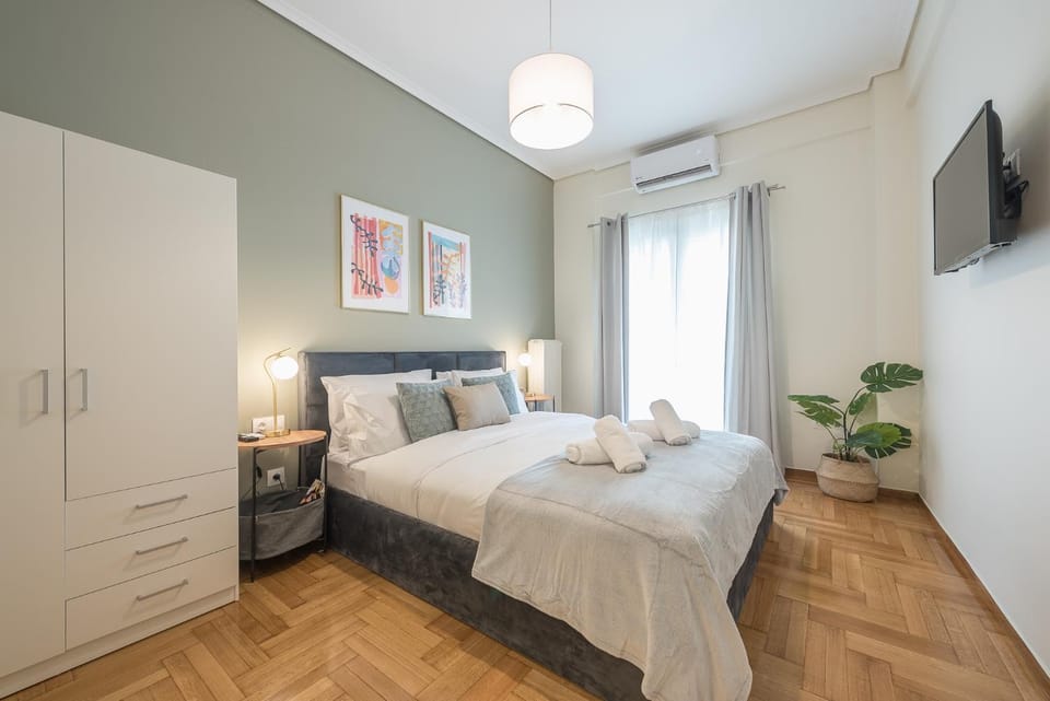 Bed, TV and multimedia, Photo of the whole room, Bedroom, towels, air conditioner