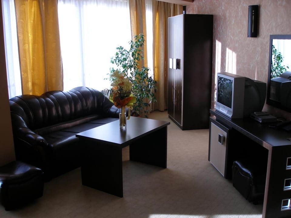 Communal lounge/ TV room, TV and multimedia, Living room, Photo of the whole room, Seating area, Evening entertainment