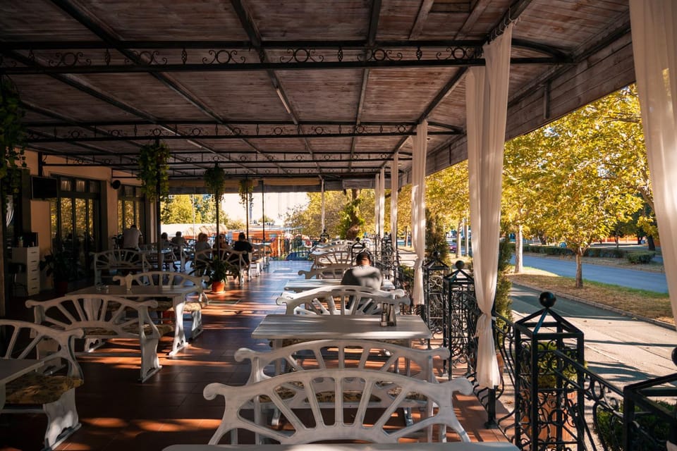 Restaurant/places to eat, Day, Natural landscape, Balcony/Terrace, Banquet/Function facilities, Seating area, On site
