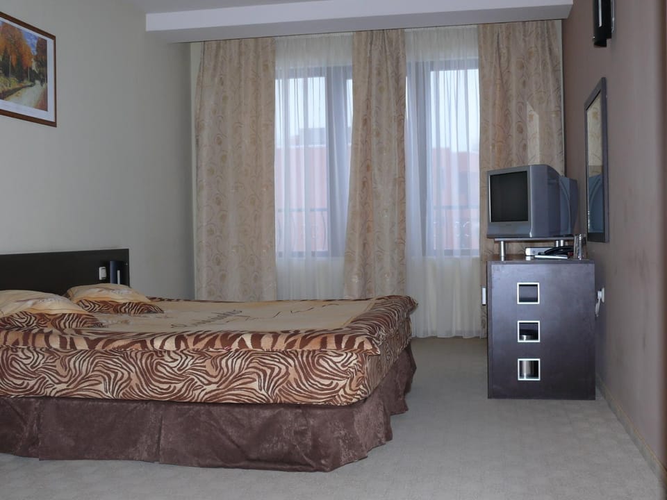 Communal lounge/ TV room, Bed, TV and multimedia, Photo of the whole room, Evening entertainment, Bedroom