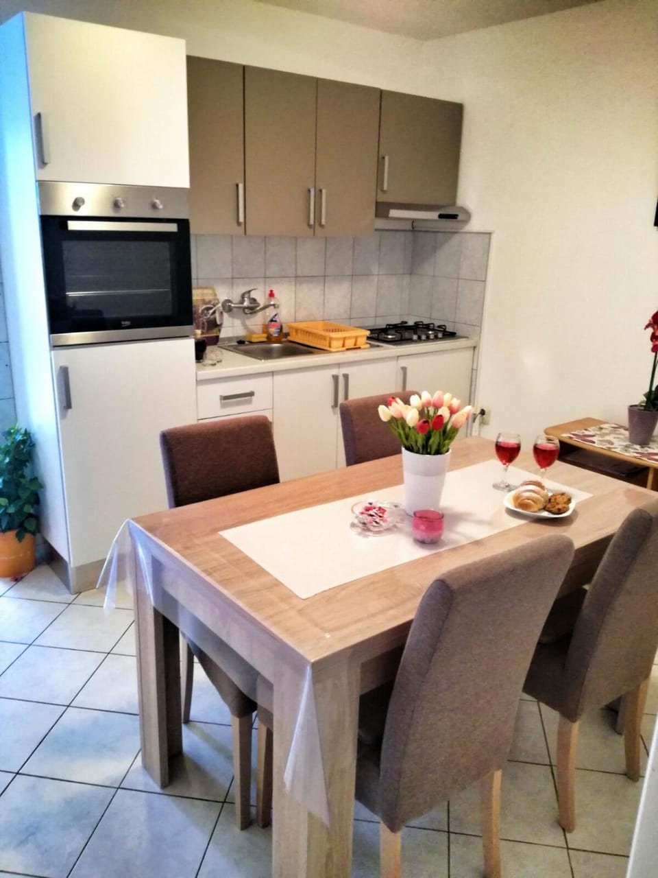 Kitchen or kitchenette, Seating area, Dining area