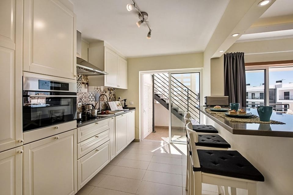 Kitchen or kitchenette, Dining area, dishwasher, minibar, pet friendly, stove, toaster