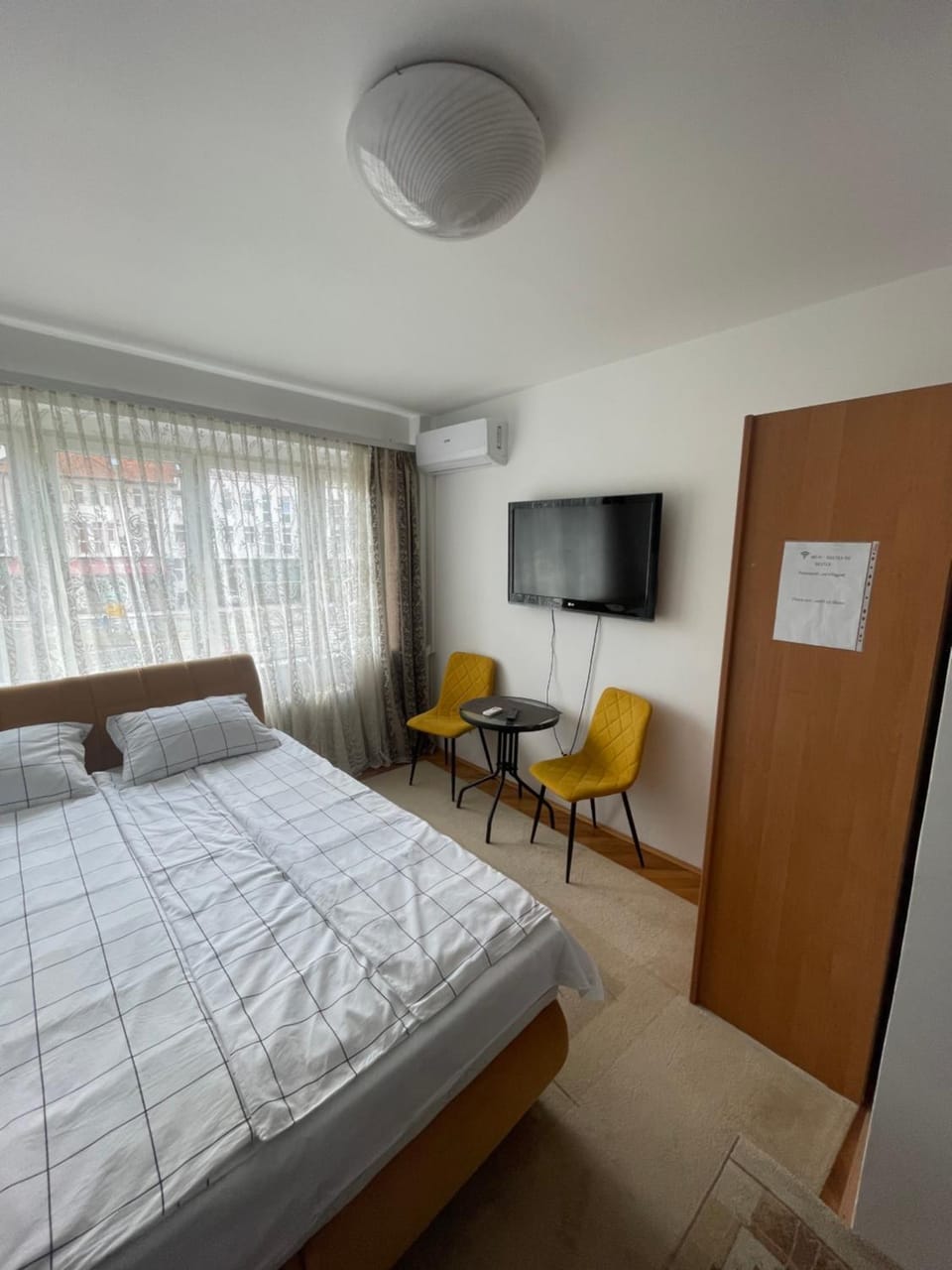 Bed, TV and multimedia, air conditioner