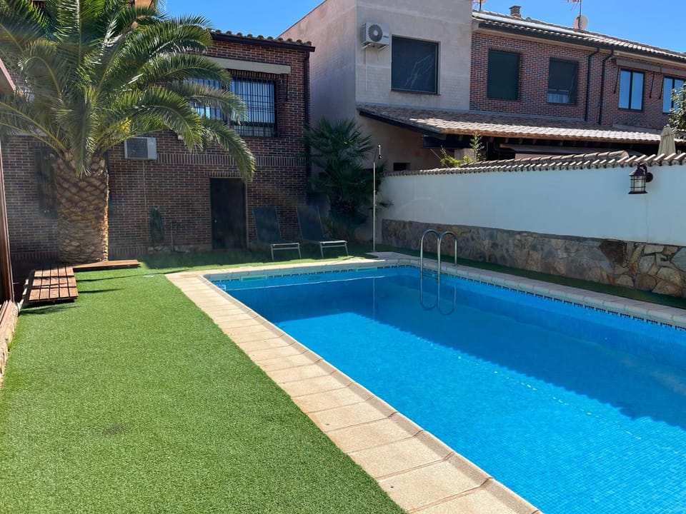 Property building, Day, Garden, Garden view, Pool view, Swimming pool, Swimming pool, sunbed