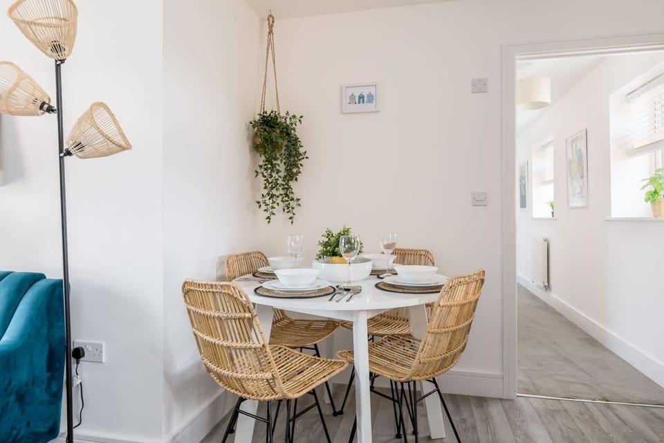 Seas the Day - Moments from Hamworthy Beach and Park Apartment in Poole