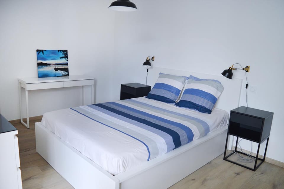 Bed, Photo of the whole room, Bedroom, storage