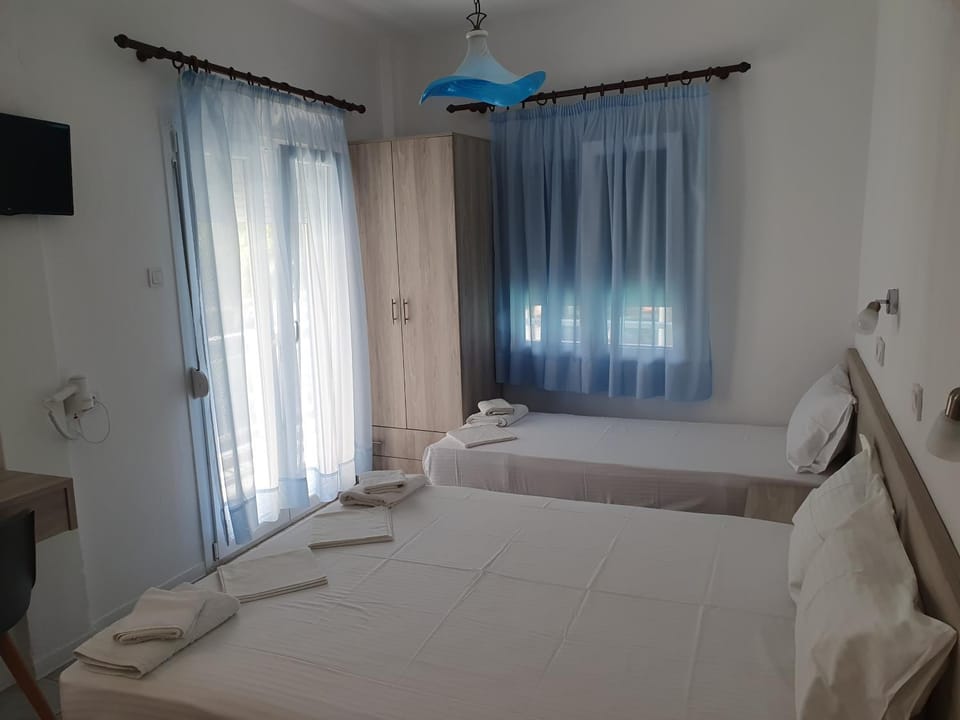 Bed, TV and multimedia, Photo of the whole room, Bedroom