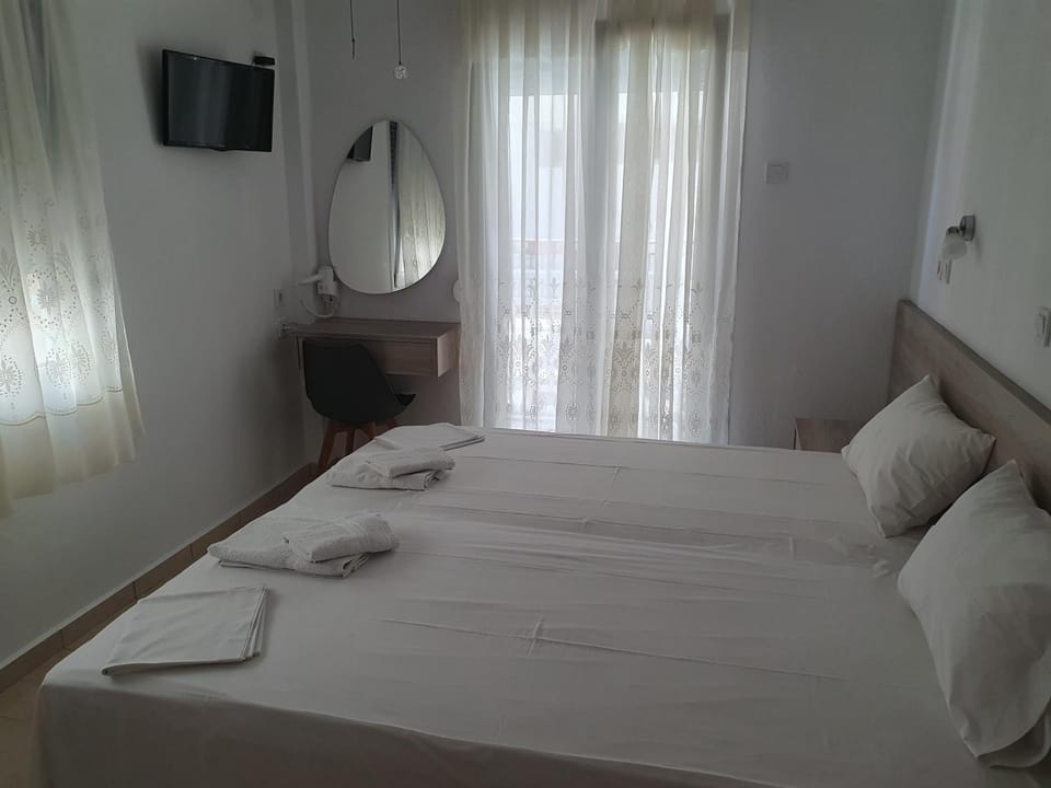 Bed, TV and multimedia, Photo of the whole room, Bedroom, towels
