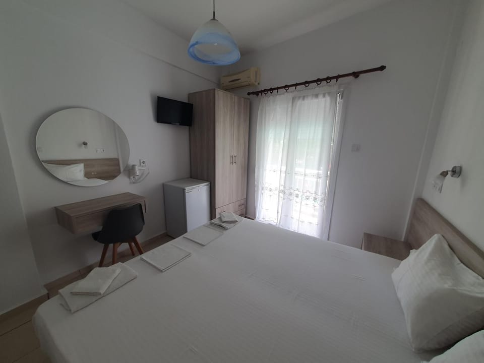 Bed, TV and multimedia, Photo of the whole room, Bedroom