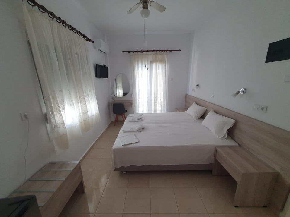 Bed, TV and multimedia, Photo of the whole room, Bedroom