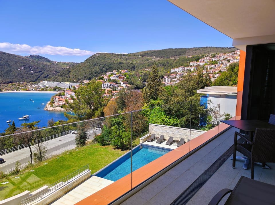 Balcony/Terrace, Pool view, Sea view, Swimming pool