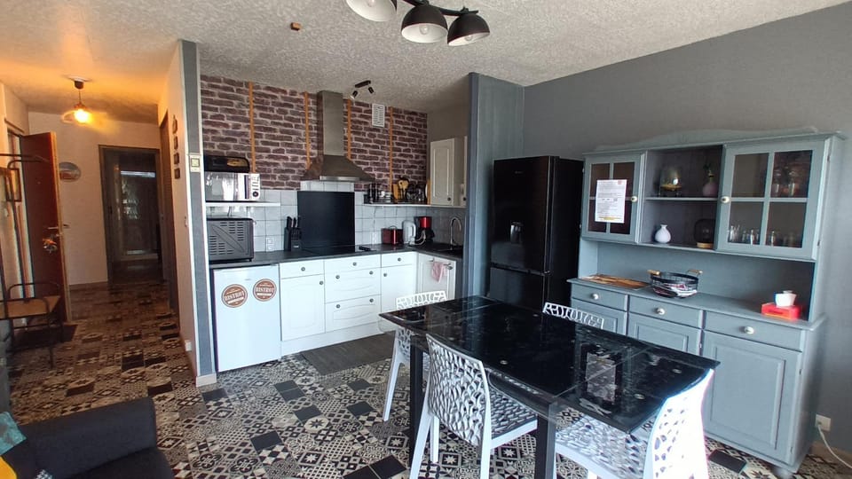 Kitchen or kitchenette, Dining area, oven, stove