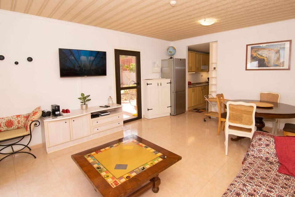 Communal lounge/ TV room, TV and multimedia, Living room, Dining area