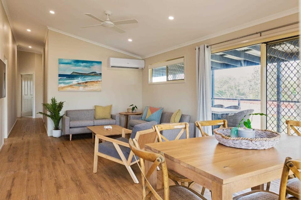 Seating area, Dining area