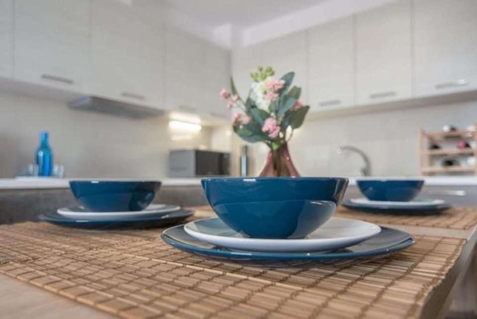 Kitchen or kitchenette, Dining area, minibar, kitchen