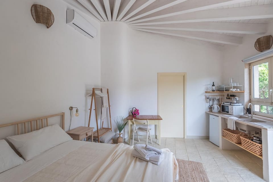 Bed, Kitchen or kitchenette, Bedroom