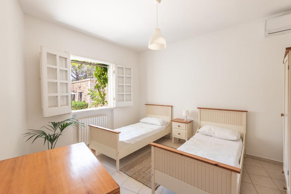 Bed, Photo of the whole room, air conditioner