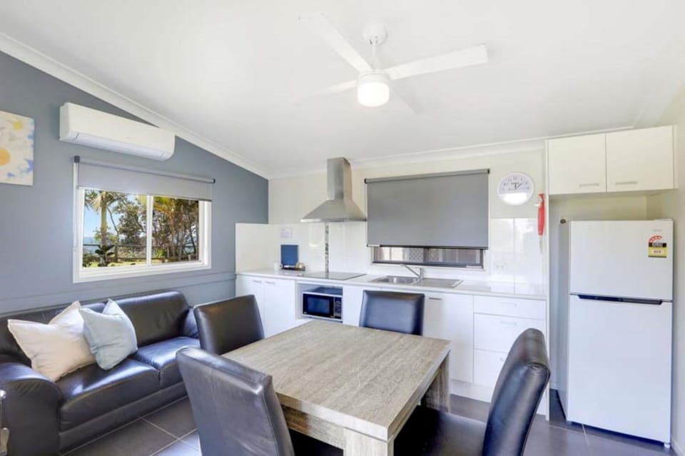 Kitchen or kitchenette, Seating area, fireplace, minibar