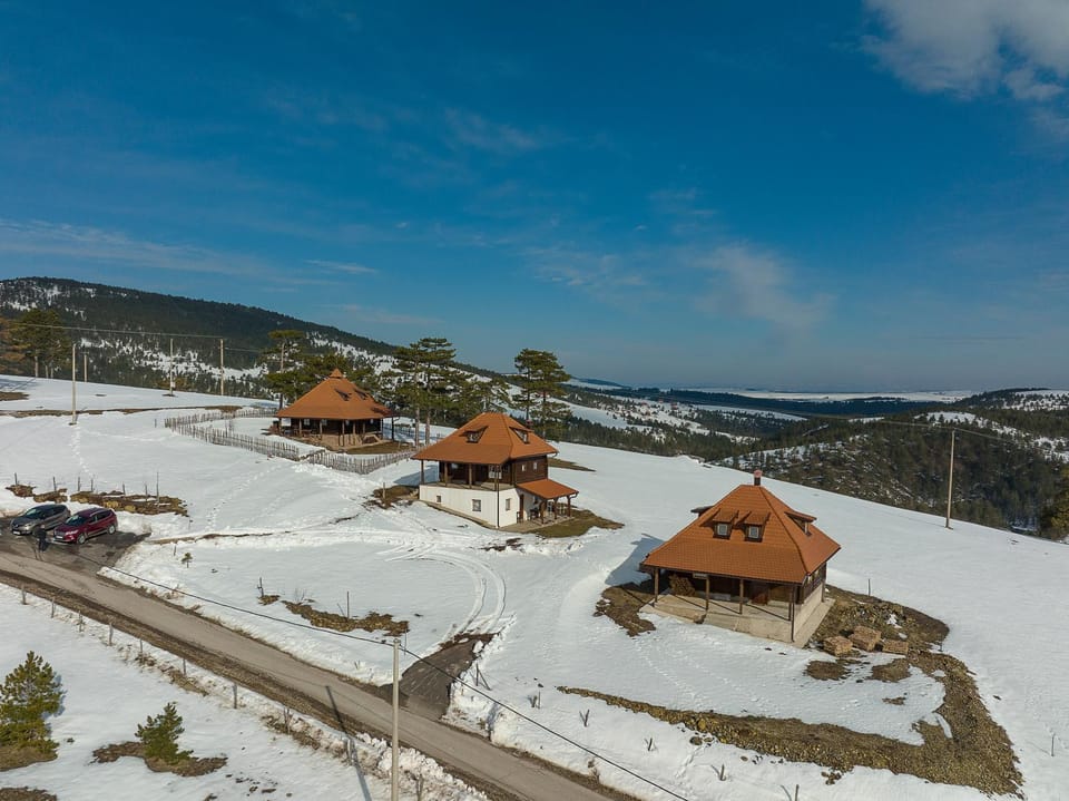 Property building, Day, Natural landscape, Bird's eye view, Winter, Mountain view