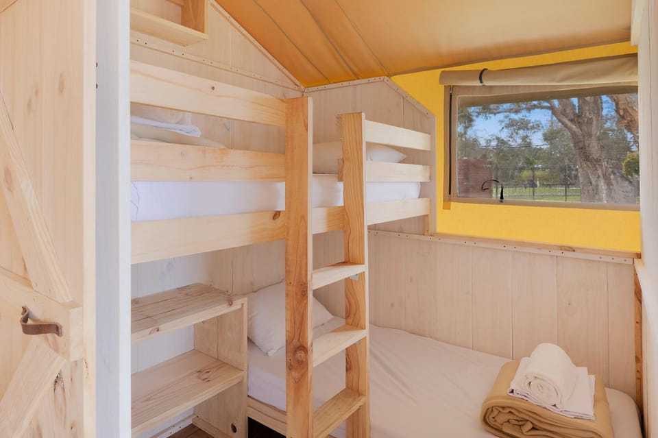 Bedroom, bunk bed