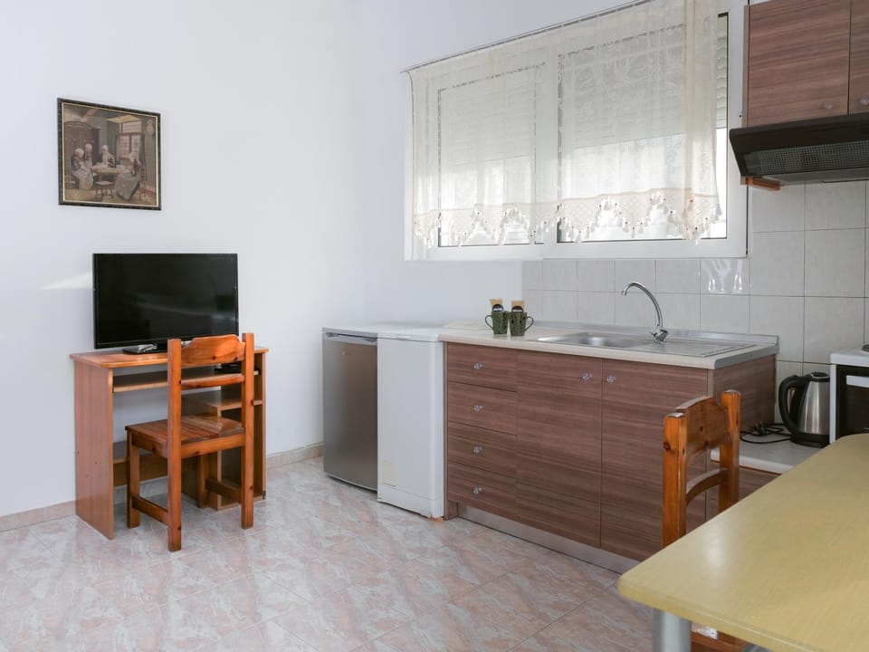 TV and multimedia, Coffee/tea facilities, Kitchen or kitchenette, Dining area, minibar, stove