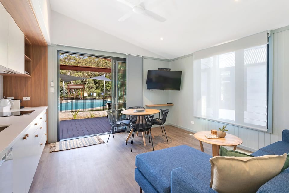 Kitchen or kitchenette, Living room, Seating area, Dining area