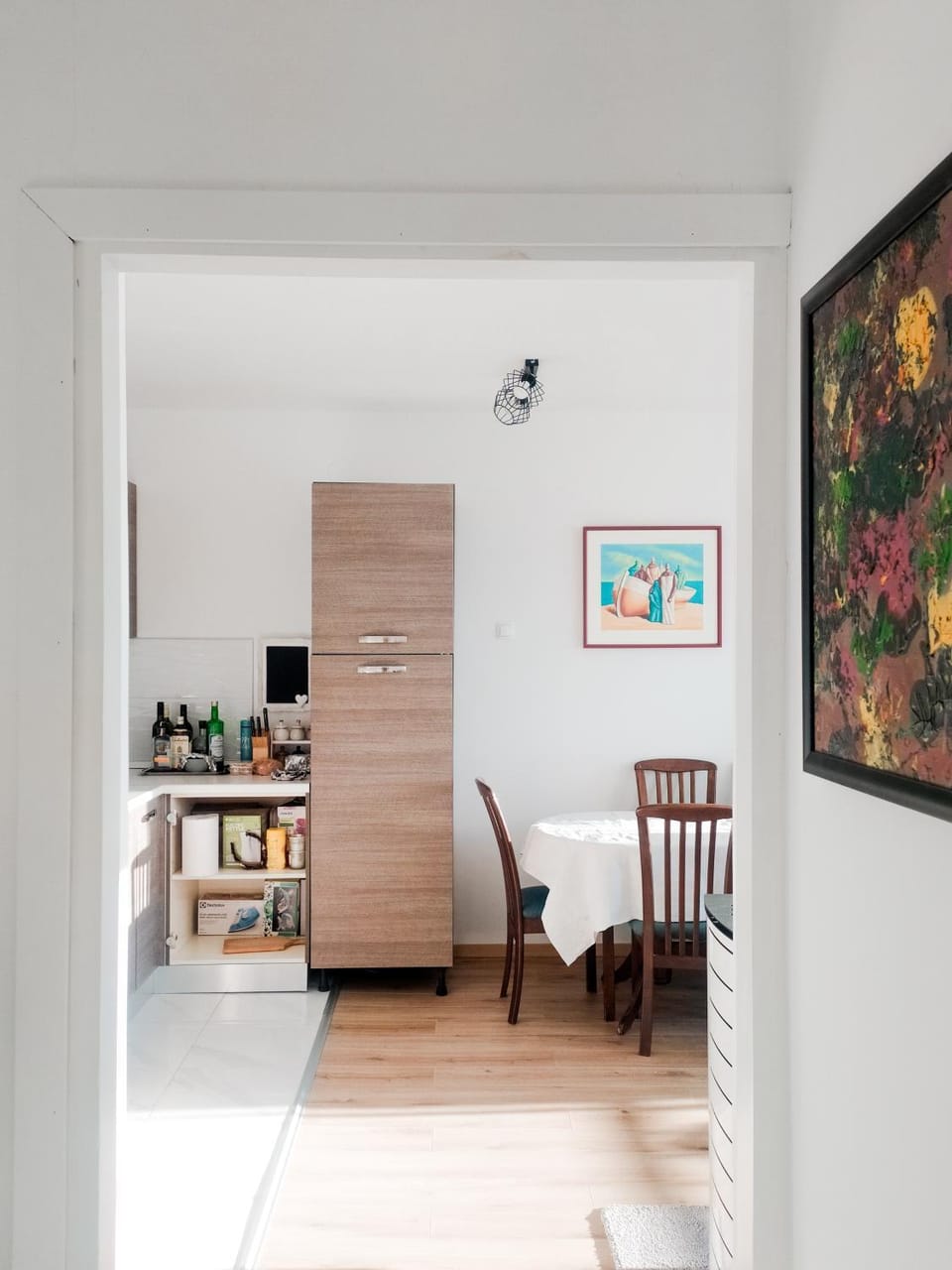 Kitchen or kitchenette, Living room, Seating area, Dining area