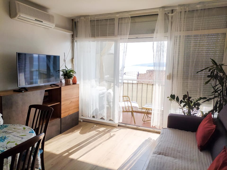 Communal lounge/ TV room, TV and multimedia, Living room, Photo of the whole room, Seating area, Dining area, hair dresser, internet, air conditioner