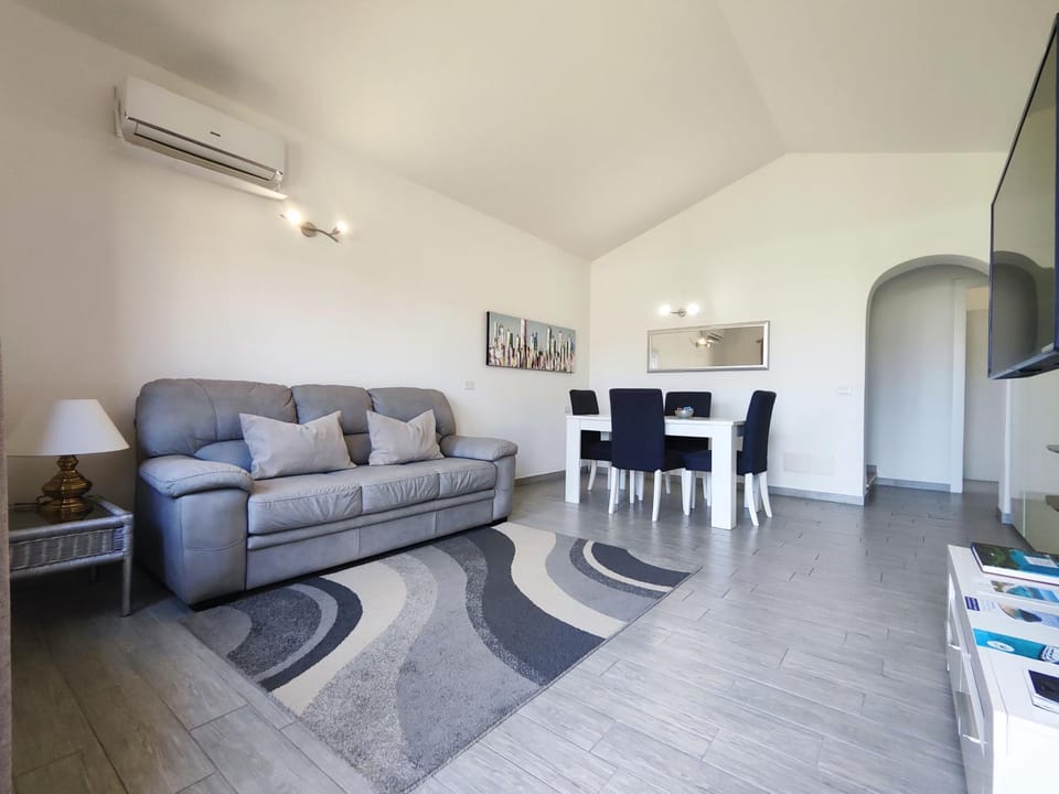 TV and multimedia, Living room, Seating area, Dining area, air conditioner