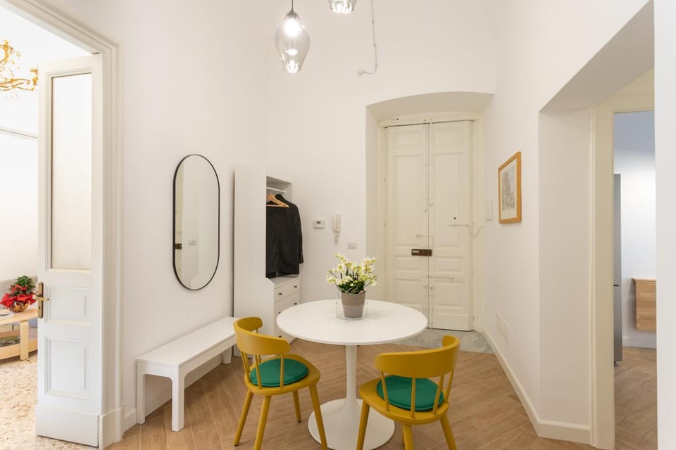Seating area, Dining area