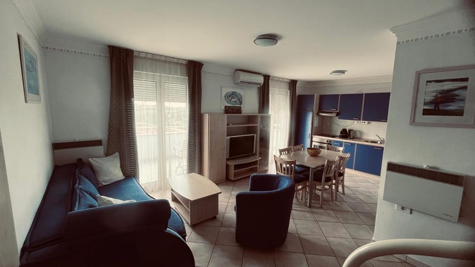 TV and multimedia, Kitchen or kitchenette, Living room, Photo of the whole room, Seating area, Dining area, air conditioner
