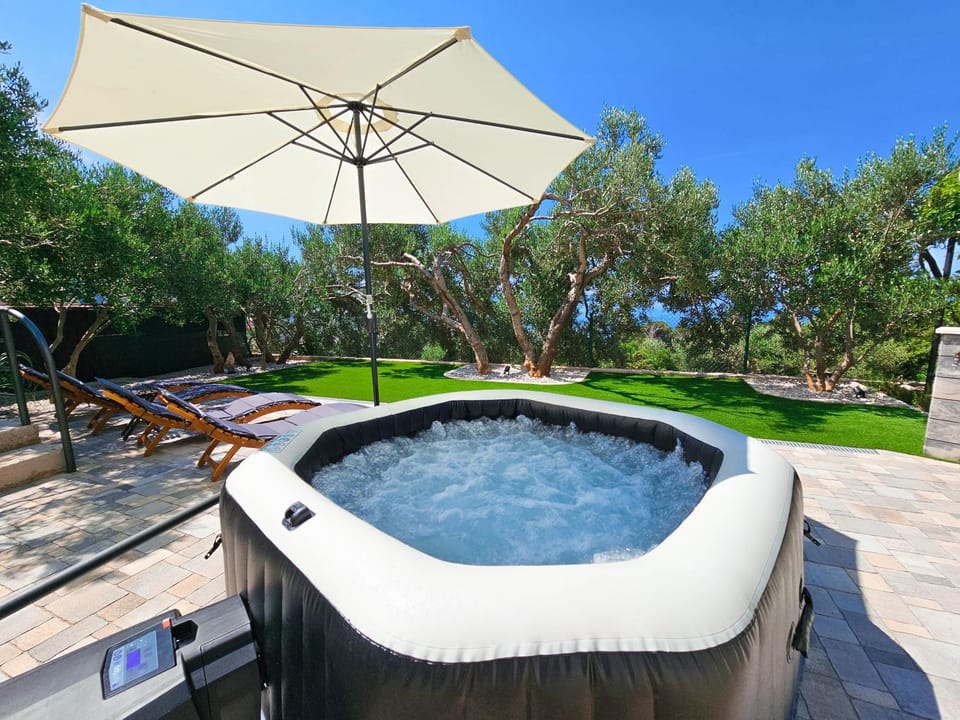 Garden, Hot Tub, Balcony/Terrace, Seating area