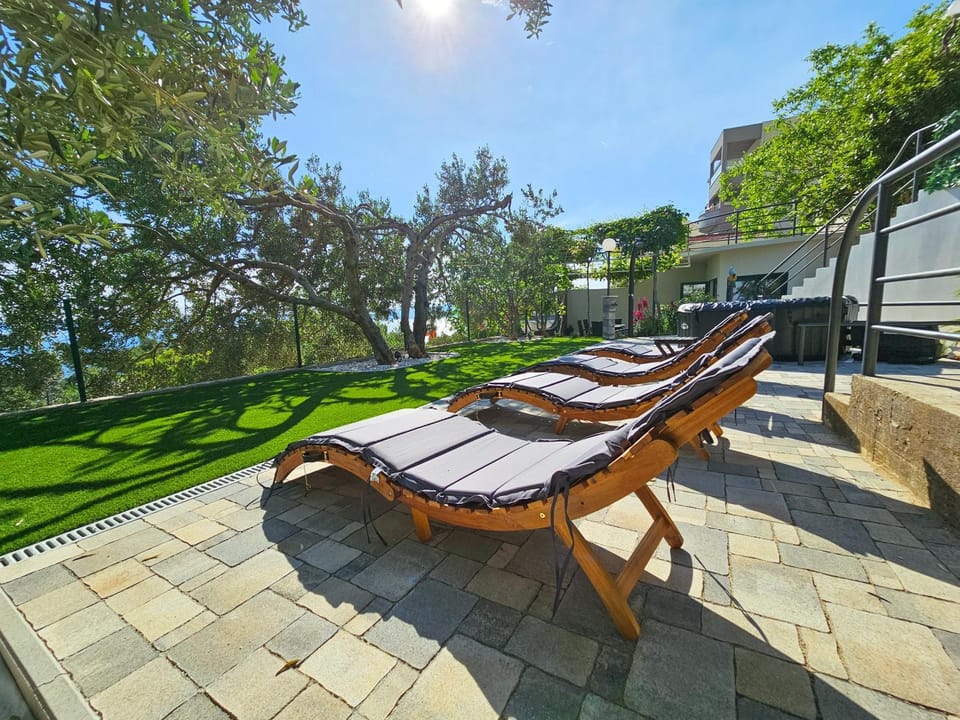 Patio, Natural landscape, Garden, Hot Tub, Balcony/Terrace, Seating area, sunbed