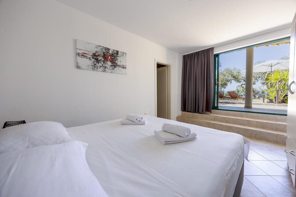 Bed, Bedroom, Garden view, towels