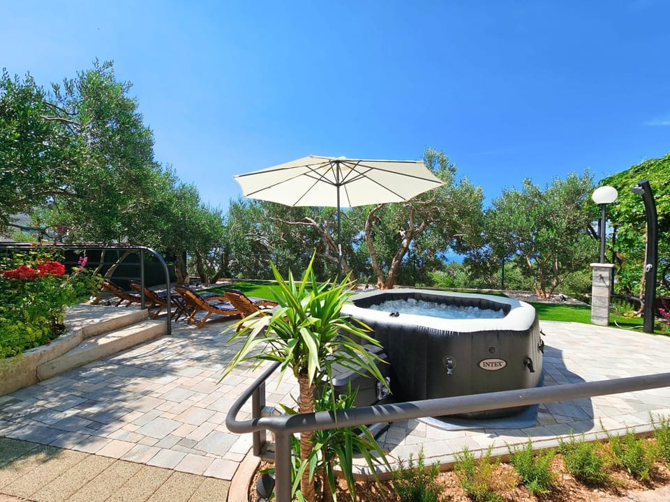 Patio, Natural landscape, Garden, Hot Tub, Balcony/Terrace, Seating area, sunbed