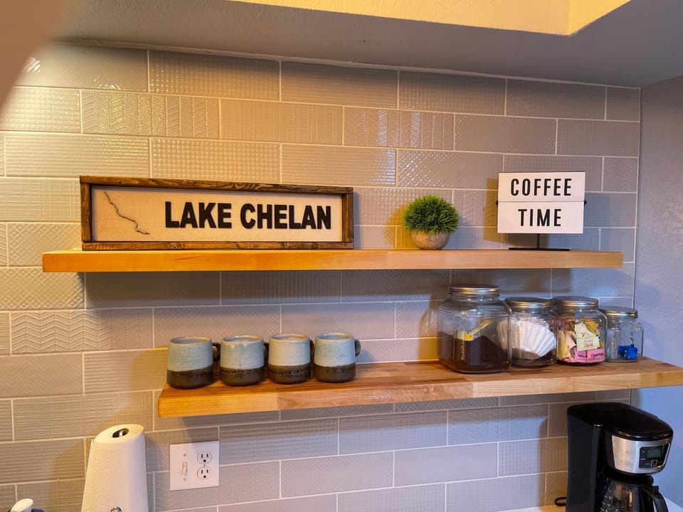 Next to Lake, Pool, 10 Acre Park, 1 Mile to Town, Best Prices House in Chelan (In Town)