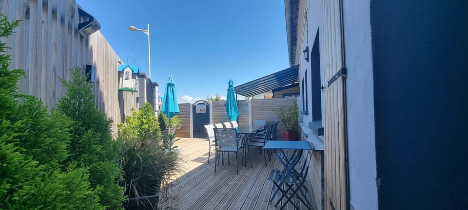 Property building, Patio, Balcony/Terrace, Dining area