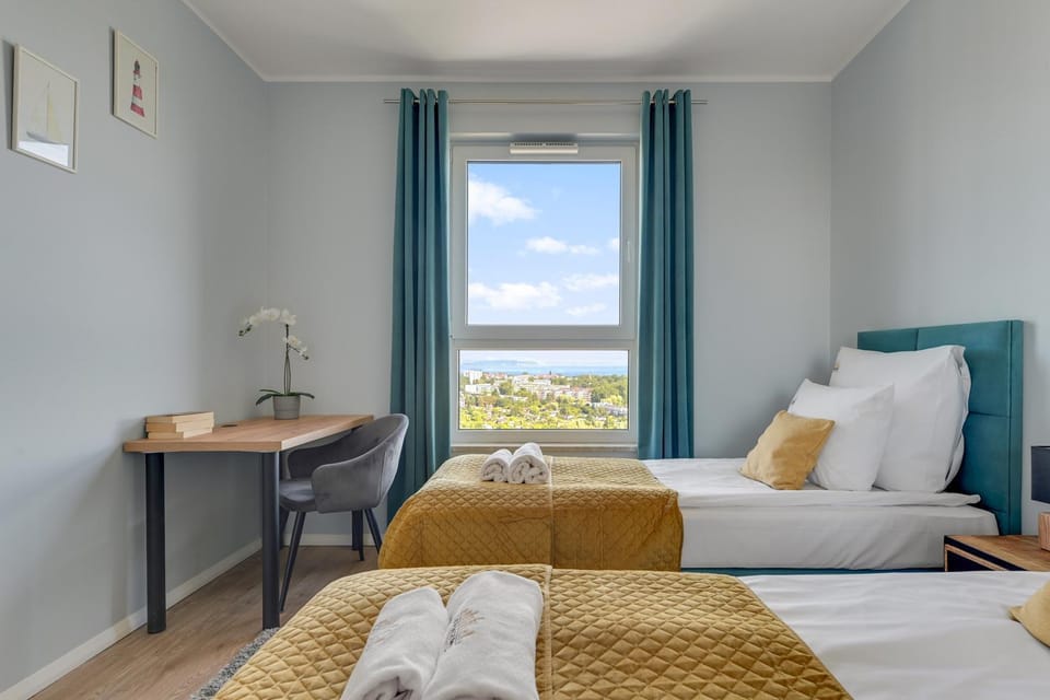 Bed, Natural landscape, Photo of the whole room, Seating area, Bedroom, towels