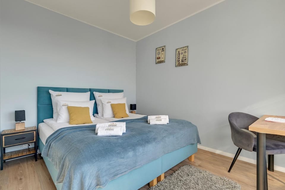 Bed, Photo of the whole room, Seating area, Bedroom, towels