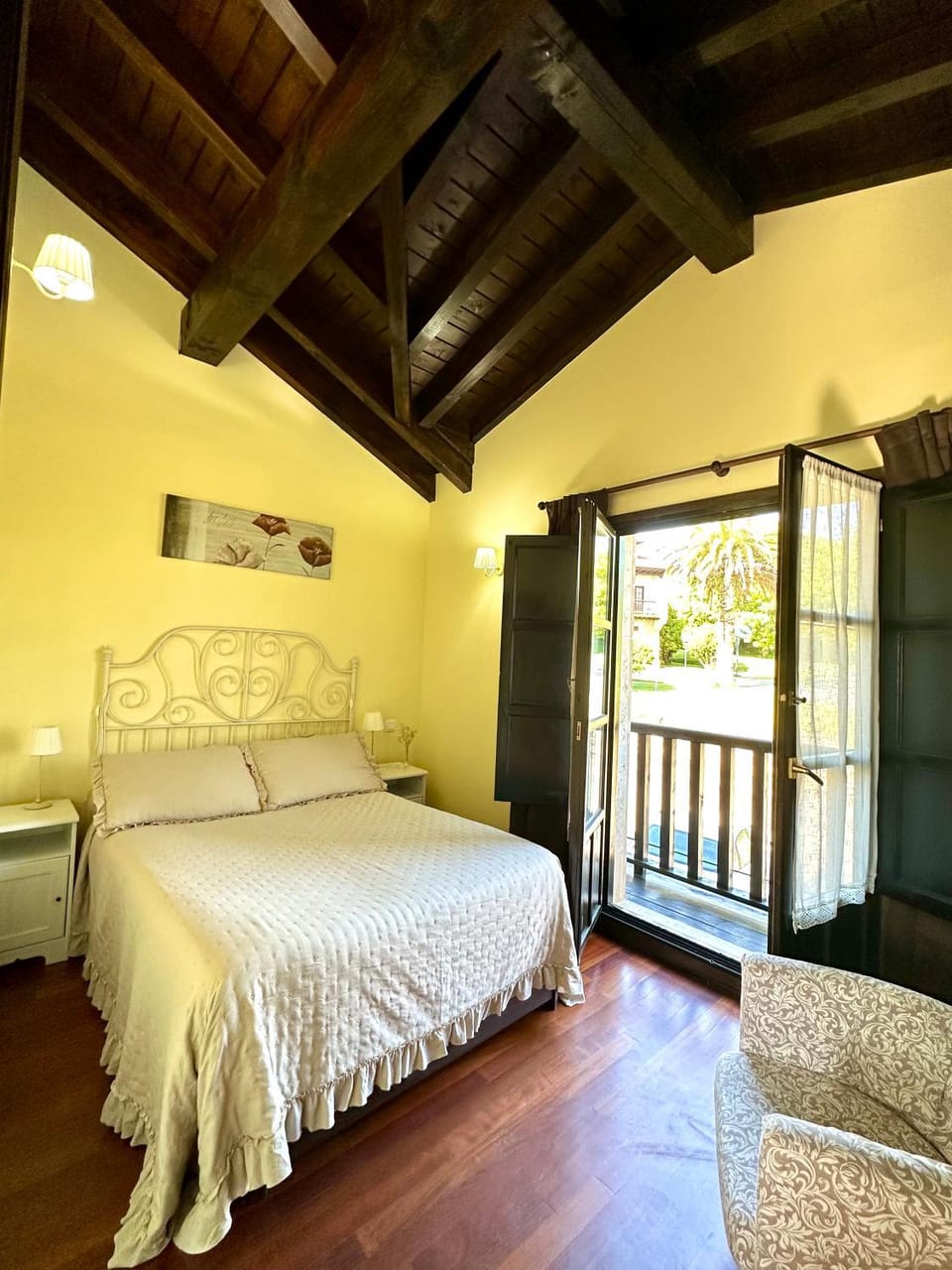 Photo of the whole room, Bedroom