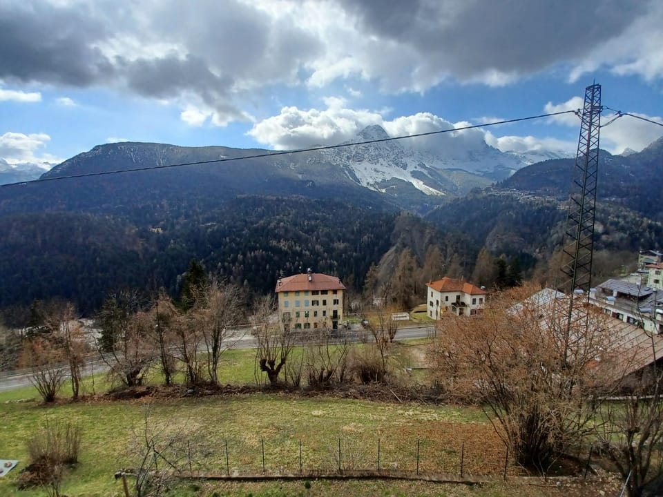 Toilet, View (from property/room), Balcony/Terrace, Dining area, Mountain view